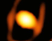 Les bandes de chaque côté forme un ovale entourant l'étoile, suggérant qu'il s'agit de son enveloppe de poussière et de gaz en train de se détacher. &mdash; Photo :  ESO/K. Ohnaka et al.