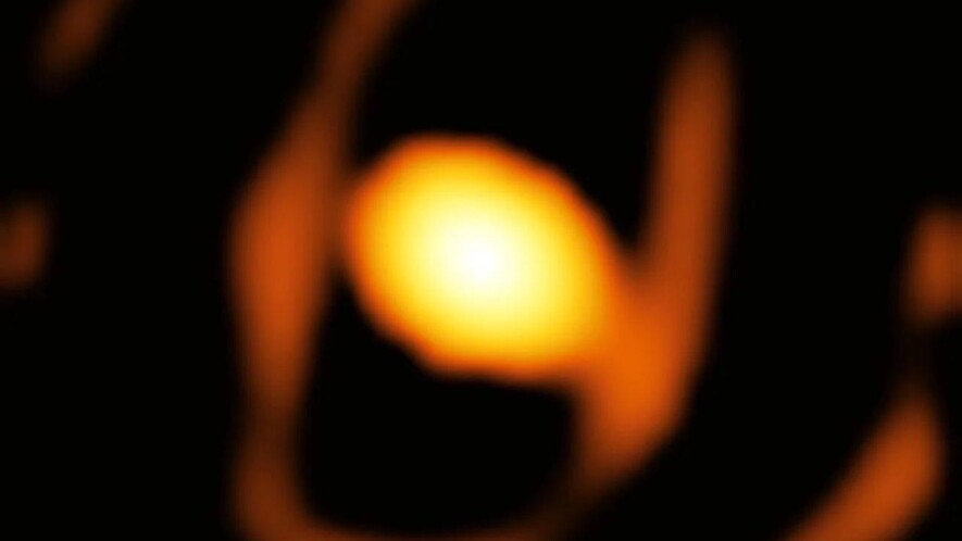 Les bandes de chaque côté forme un ovale entourant l'étoile, suggérant qu'il s'agit de son enveloppe de poussière et de gaz en train de se détacher. &mdash; Photo :  ESO/K. Ohnaka et al.