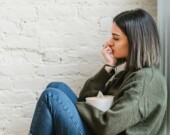 Perdre un être cher, s’éloigner de sa famille, voir un rêve s’effondrer : autant de situations qui peuvent provoquer un deuil. Trop souvent réduit à la douleur liée au décès d’un proche, le deuil est en réalité un processus bien plus large, touchant divers aspects de la vie humaine. &mdash; Photo : Liza Summer/Pexels