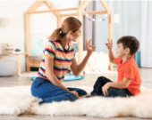 Une mère malentendante et son enfant utilisant une langue des signes &mdash; Photo : Shutterstock