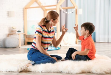 Une mère malentendante et son enfant utilisant une langue des signes &mdash; Photo : Shutterstock