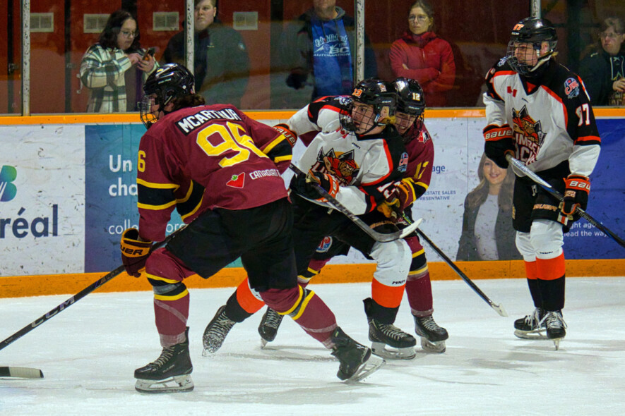 Les Jacks ont ainsi remporté leur 39e « succès » de la saison de 52 parties et un 20e gain à domicile en 26 parties, la deuxième meilleure fiche de la ligue, derrière les Cubs de Sudbury.  &mdash; Photo : Lumberjacks/web
