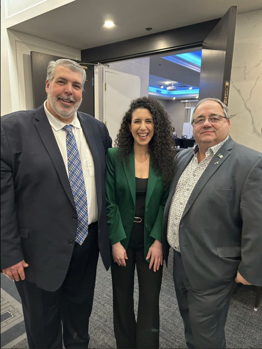Directeur général de l'AFO Peter Hominuk, la ministre canadienne des Langues officielles, Rachel Bendayan et le président de l'AFO Fabien Hébert. &mdash; Photo : Assemblée de la francophonie de l'Ontario/Facebook