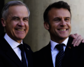 Le nouveau premier ministre canadien Mark Carney avec Emmanuel Macron &mdash; Photo : Sean Kilpatrick/La Presse Canadienne
