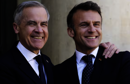 Le nouveau premier ministre canadien Mark Carney avec Emmanuel Macron &mdash; Photo : Sean Kilpatrick/La Presse Canadienne
