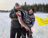 Denis Gaulin avec le poisson gagnant d’une valeur de 5000 $ &mdash; Photo : Crystel Vallée
