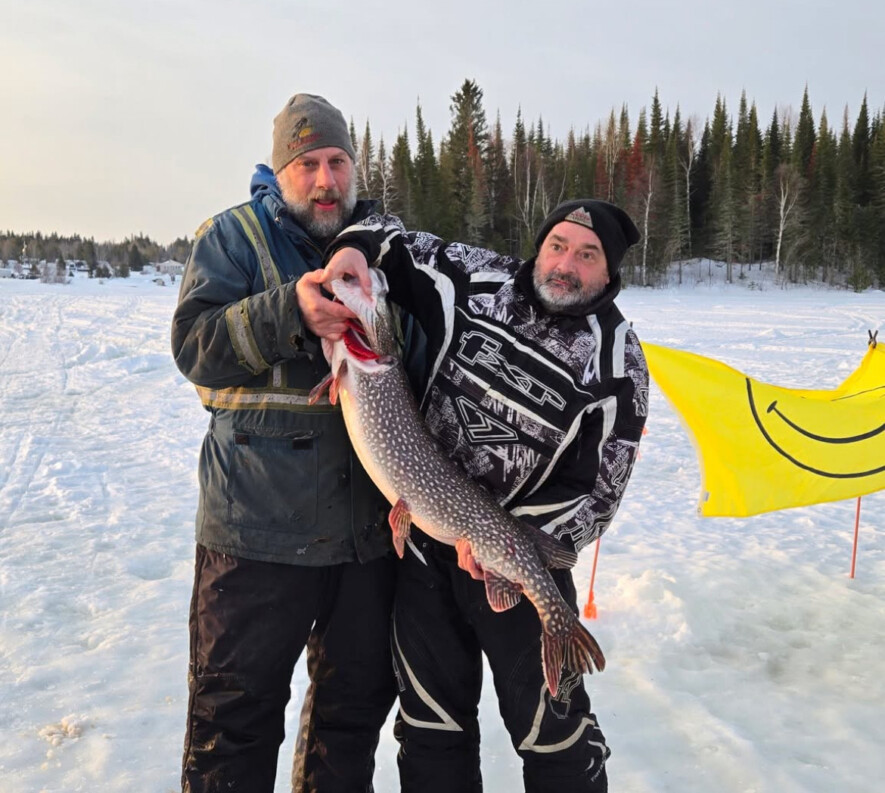 Denis Gaulin avec le poisson gagnant d’une valeur de 5000 $ &mdash; Photo : Crystel Vallée