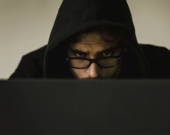 Les fraudeurs exploitent la naïveté, la peur et la confiance des gens pour les escroquer et, avec les avancées technologiques, leurs techniques deviennent de plus en plus sophistiquées.  &mdash; Photo : Sora Shimazaki/Pexels