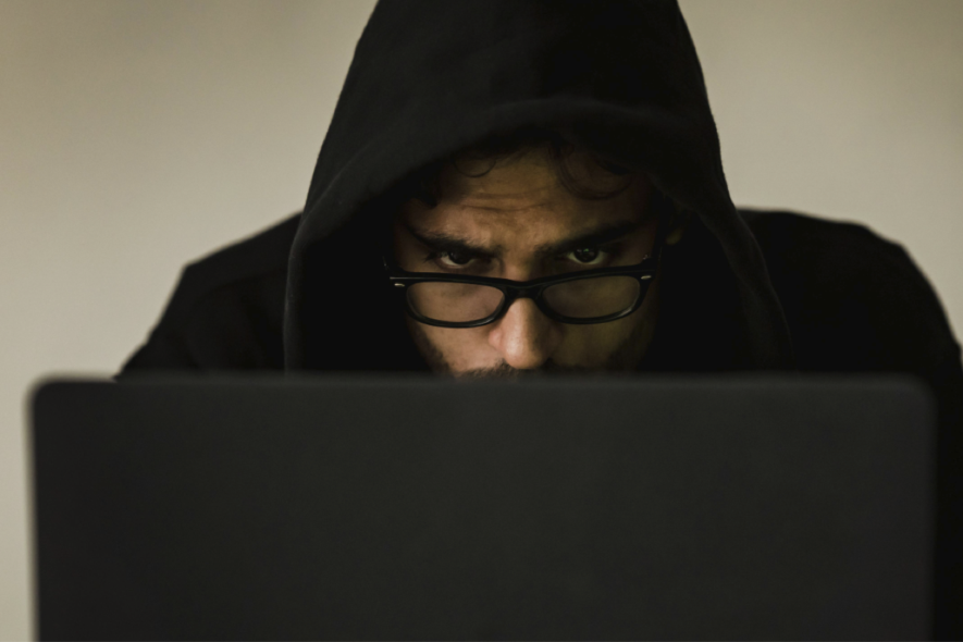 Les fraudeurs exploitent la naïveté, la peur et la confiance des gens pour les escroquer et, avec les avancées technologiques, leurs techniques deviennent de plus en plus sophistiquées.  &mdash; Photo : Sora Shimazaki/Pexels