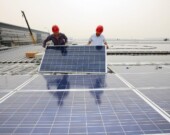Installation de panneaux solaire sur le toit de la gare centrale de Shanghaï &mdash; Photo : Flickr / CC 2.0