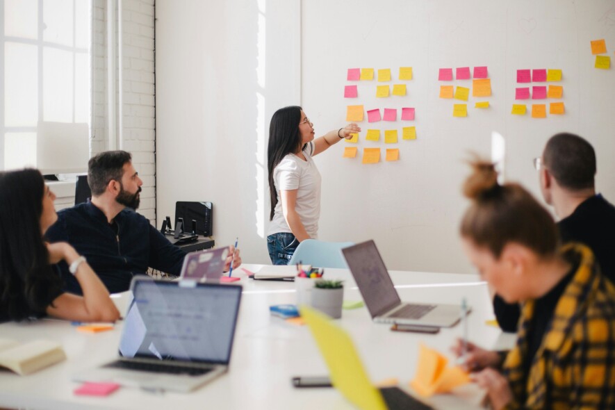 Si vous vous sentez inondé de messages, ce n’est pas de la faute des journalistes. &mdash; Photo : Jason Goodman – Unsplash