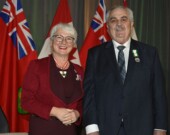 La Médaille du mérite civique de l’Ontario, renommée en 2024 la Médaille de la reine Élizabeth II pour la bonne citoyenneté, est décernée à des personnes ayant apporté une contribution significative à la société. Ernest Bies avec l’honorable Edith Dumont. &mdash; Photo : Gracieuseté Ernie Bies