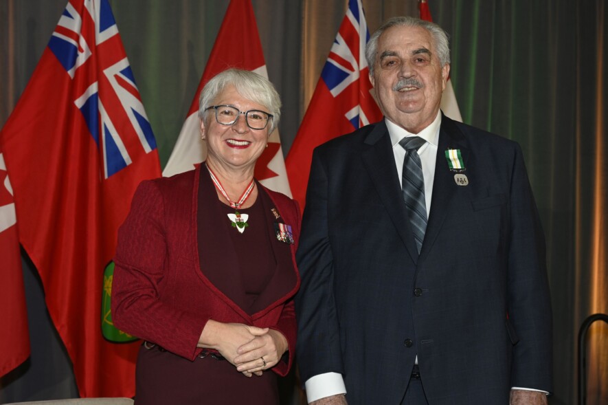 La Médaille du mérite civique de l’Ontario, renommée en 2024 la Médaille de la reine Élizabeth II pour la bonne citoyenneté, est décernée à des personnes ayant apporté une contribution significative à la société. Ernest Bies avec l’honorable Edith Dumont. &mdash; Photo : Gracieuseté Ernie Bies