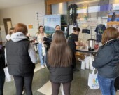 Les élèves du secondaire sont venus à l’Université de Hearst lors de la journée portes ouvertes pour obtenir des informations concernant les programmes offerts par l’établissement.  &mdash; Photo : Ndery Dione