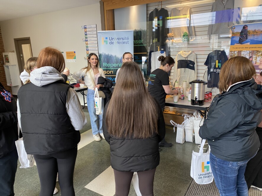 Les élèves du secondaire sont venus à l’Université de Hearst lors de la journée portes ouvertes pour obtenir des informations concernant les programmes offerts par l’établissement.  &mdash; Photo : Ndery Dione