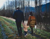 Les versements de l’Allocation canadienne pour enfants (ACE) à des familles de résidents temporaires ont été interrompus après expiration de leur statut dans le système de l’Agence du revenu du Canada (ARC). Cela, alors même qu’ils avaient prolongé leur visa et bénéficiaient d’un statut leur permettant de continuer à travailler et à recevoir l’ACE. &mdash; Photo : Eleanor Gwen Stewart – Pexels