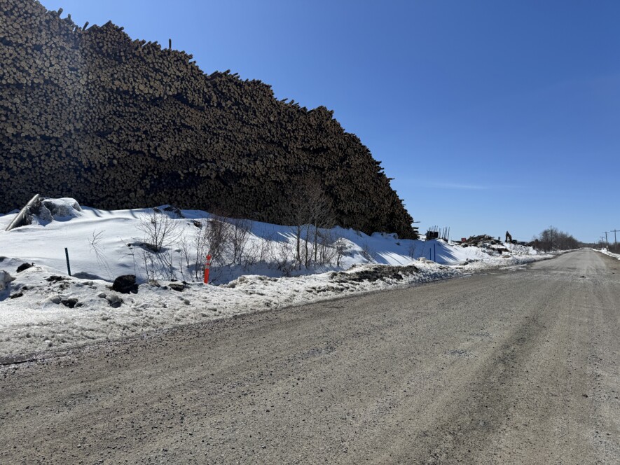 Les piles de bois chez Produits Forestiers GreenFirst à Hearst &mdash; Photo : Renée-Pier Fontaine - Le Nord