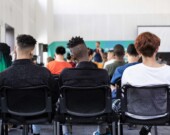 Avec l’augmentation du nombre d’élèves allophones et anglophones, les approches plurilingues font progressivement leur place au sein des établissements scolaires de langue française en situation minoritaire. &mdash; Photo : Unsplash – Sam Balye