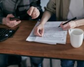 La Ville de Hearst ne dispose actuellement d’aucun programme destiné à aider les citoyens à faible revenu avec leurs taxes foncières. &mdash; Photo : Mikhail Nilov/Pexels
