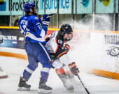 Une très mauvaise pénalité de Ty McKay des Lumberjacks à 18:35 de la troisième période pour avoir fait trébucher a mené, 38 secondes plus tard, « malheureusement », au quatrième but des locaux — le but égalisateur de Cameron Shanks, son deuxième de la partie — forçant ainsi la prolongation. &mdash; Photo : Lumberjacks/web