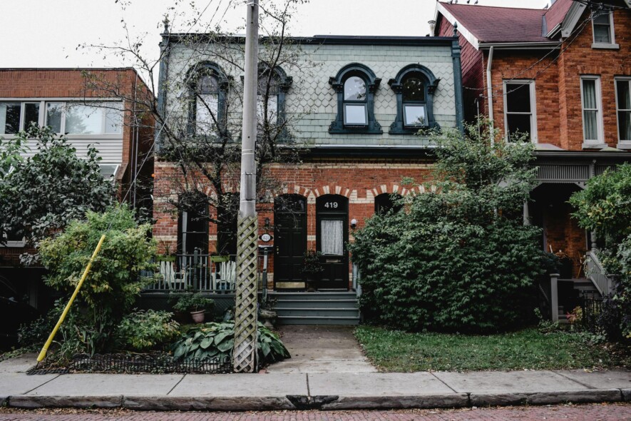 Les projections n’indiquent rien de bon pour les besoins en logement au Canada dans les prochaines années. Le simple fait de construire ne suffit pas, en particulier pour loger des familles à faible revenu. Photo prise à Toronto.  &mdash; Photo : Eva Bronzini – Pexels
