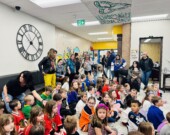 Élèves, parents et enseignants lors de l’annonce officielle du CSCDGR &mdash; Photo : Renée-Pier Fontaine - Le Nord