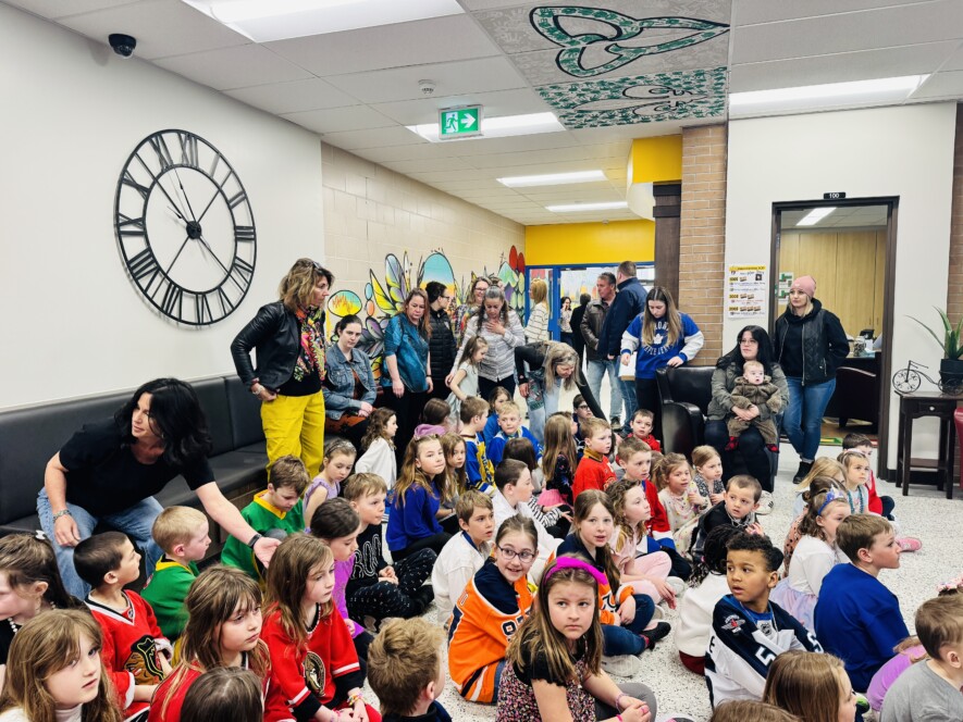 Élèves, parents et enseignants lors de l’annonce officielle du CSCDGR &mdash; Photo : Renée-Pier Fontaine - Le Nord
