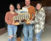 Daphné, Chantal, Brian et Emily Léger avec la plaque Albert Turgeon &mdash; Photos : Émilie Mignault - L’Association de hockey mineur de Hearst/Facebook