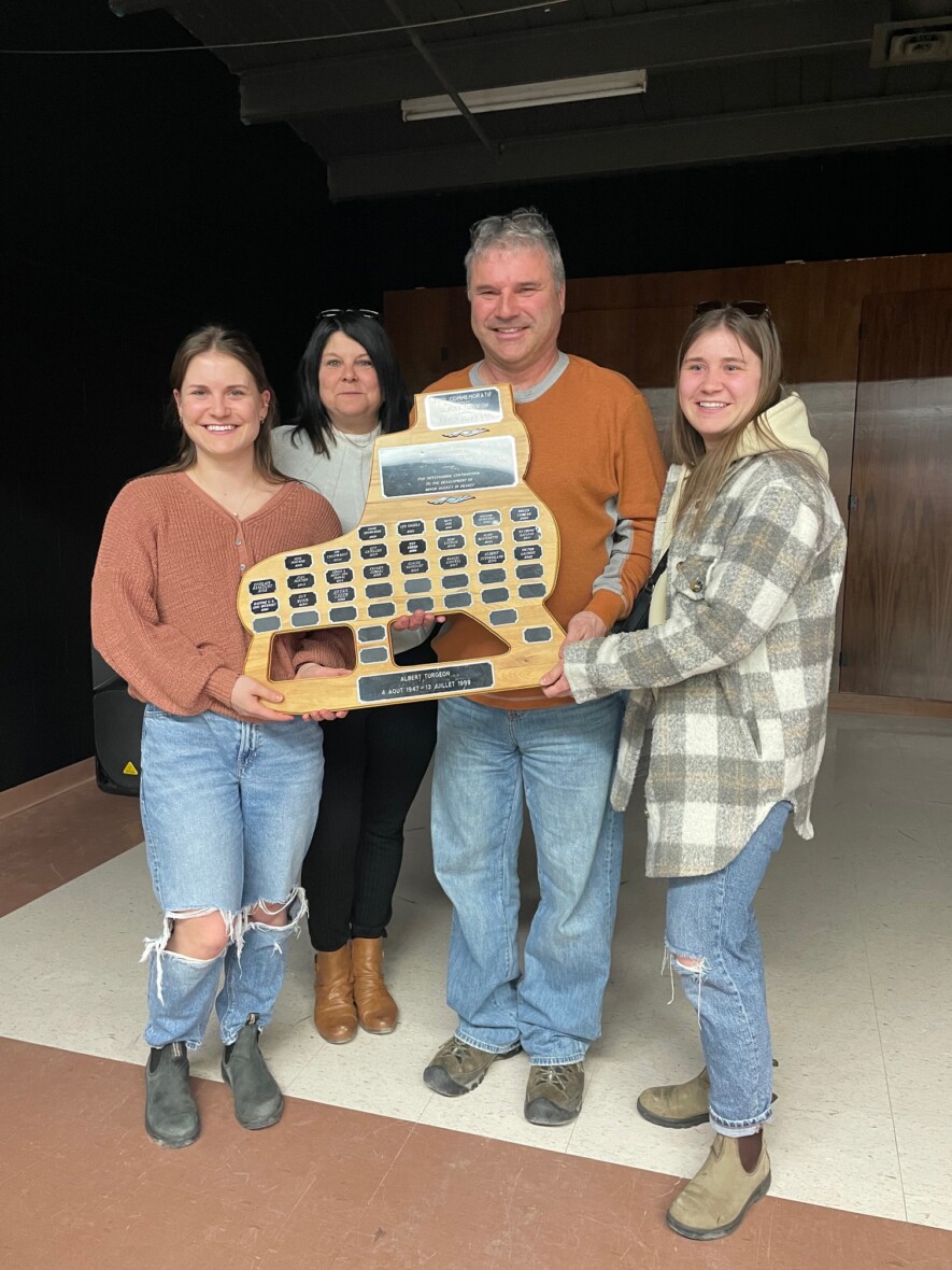 Daphné, Chantal, Brian et Emily Léger avec la plaque Albert Turgeon &mdash; Photos : Émilie Mignault - L’Association de hockey mineur de Hearst/Facebook