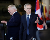 Doug Ford, premier ministre de l’Ontario, à gauche, et le premier ministre Mark Carney arrivent pour participer à la réunion des premiers ministres au Musée canadien de la guerre, à Ottawa, le vendredi 21 mars 2025. &mdash; Photo : Sean Kilpatrick/La Presse Canadienne