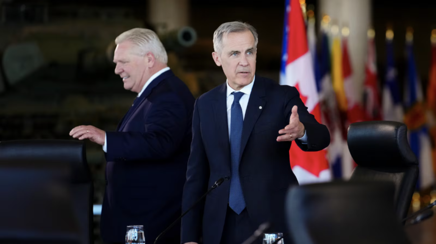 Doug Ford, premier ministre de l’Ontario, à gauche, et le premier ministre Mark Carney arrivent pour participer à la réunion des premiers ministres au Musée canadien de la guerre, à Ottawa, le vendredi 21 mars 2025. &mdash; Photo : Sean Kilpatrick/La Presse Canadienne