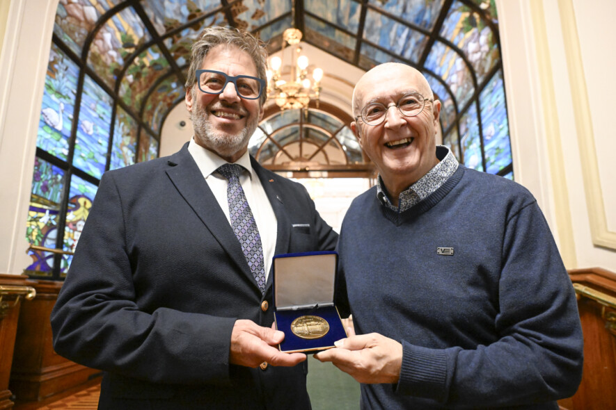 Le député d’Orford, M. Gilles Bélanger, remettant la Médaille de l’Assemblée nationale du Québec à M. Gilles Péloquin  &mdash; Photo : Jacques Boissinot