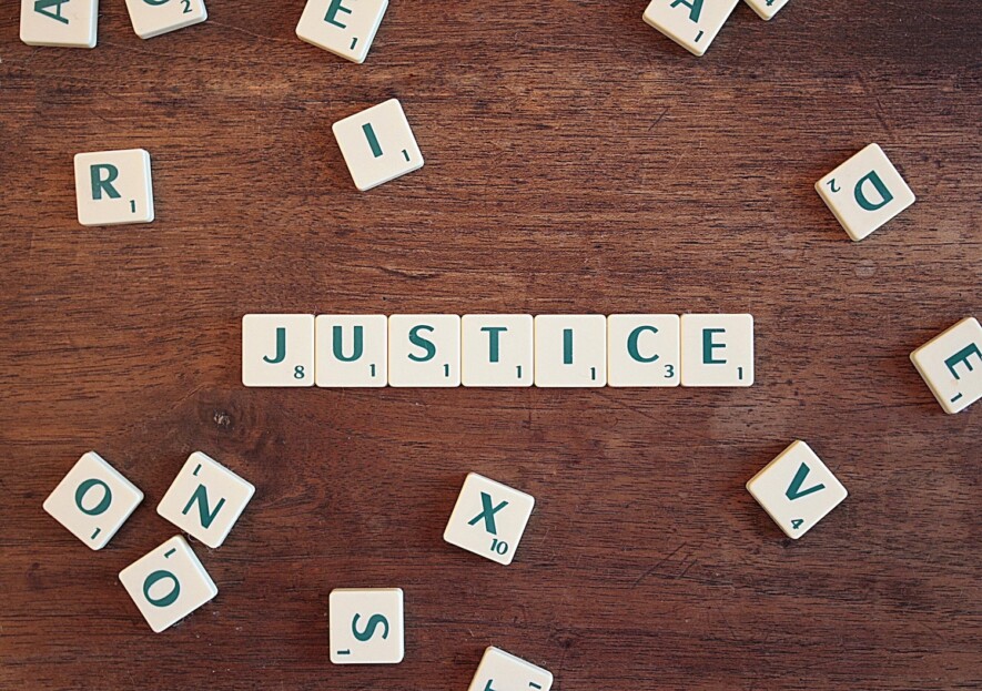 La langue demeure une barrière à l’accès à la justice. À cause du manque de personnel bilingue, l’offre active en français est souvent inexistante. Ces dernières années, des efforts d’embauche ont néanmoins été faits. &mdash; Photo : CQF-avocat - Pixabay
