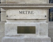 Le mètre étalon exposé à la place Vendôme, à Paris. Son matériel a défini le mètre de la Révolution française jusqu’à 1960. &mdash; Photo : Wikimedia Commons, partage dans les mêmes conditions, 4,0 international