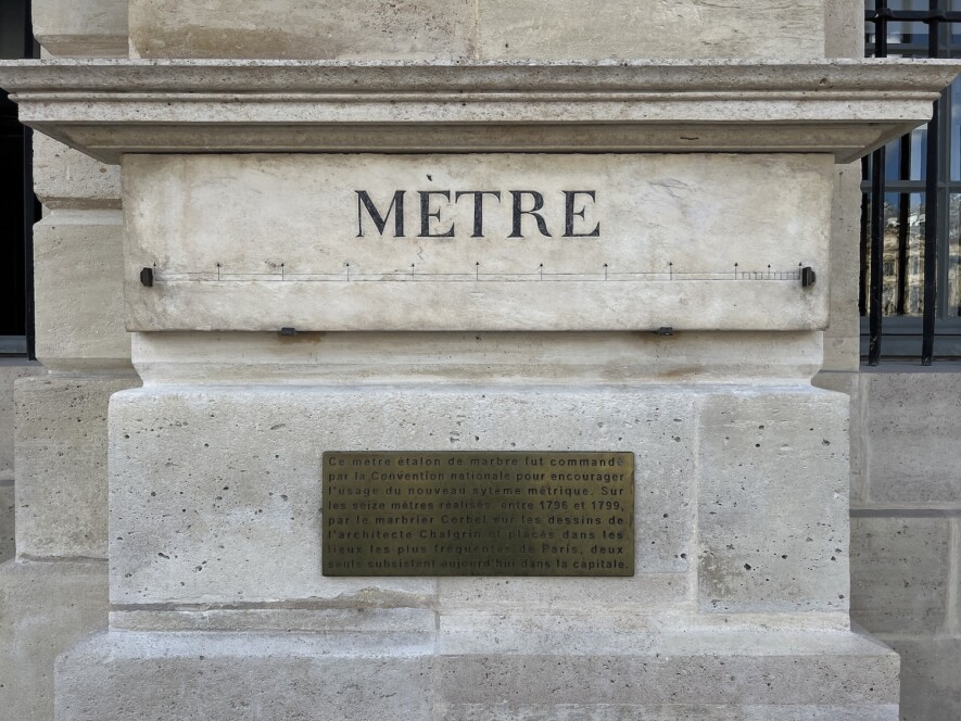 Le mètre étalon exposé à la place Vendôme, à Paris. Son matériel a défini le mètre de la Révolution française jusqu’à 1960. &mdash; Photo : Wikimedia Commons, partage dans les mêmes conditions, 4,0 international