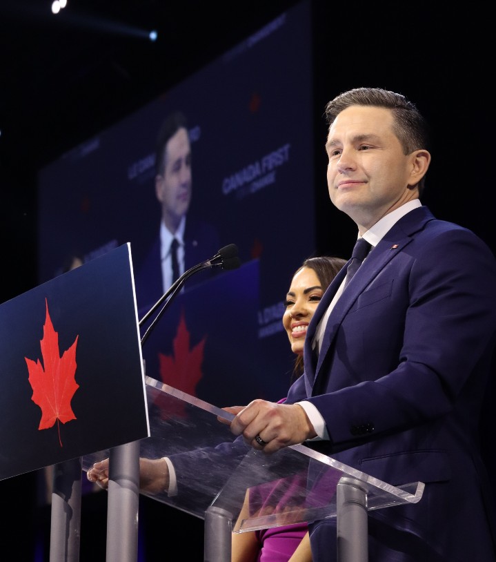 Le chef du Parti conservateur Pierre Poilievre se présente dans la circonscription albertaine de Battle River–Crowfoot. &mdash; Photo : Inès Lombardo – Francopresse