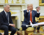 La première rencontre entre le premier ministre Mark Carney et le président Donald J. Trump, lundi le 5 mai 2025, dans le bureau ovale. &mdash; Photo : CTVNews/web