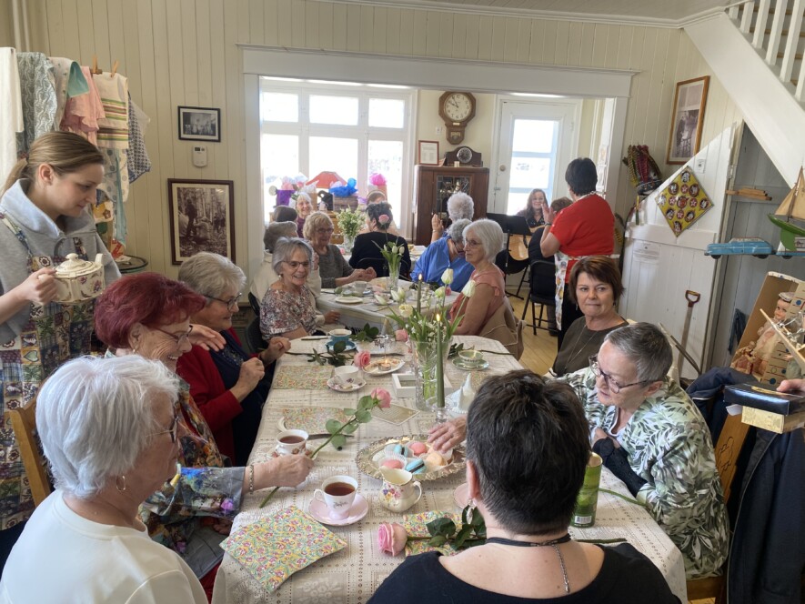 Le thé du musée réunit la communauté pour célébrer les mamans en musique, en mots et en douceurs.  &mdash; Photo : Ndery Dione