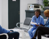 La discordance linguistique survient lorsqu’un patient ou une patiente n’est pas la même que celle du professionnel de la santé consulté. &mdash; Photo : DC Studio sur Freepik