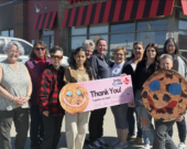 Remise du chèque en présence des bénévoles et de l’équipe du Tim Hortons de Hearst. &mdash; Photo : Foyer des Pionniers/Facebook