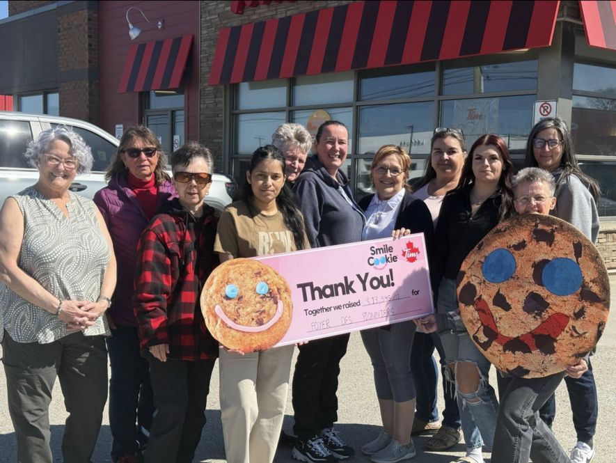 Remise du chèque en présence des bénévoles et de l’équipe du Tim Hortons de Hearst. &mdash; Photo : Foyer des Pionniers/Facebook