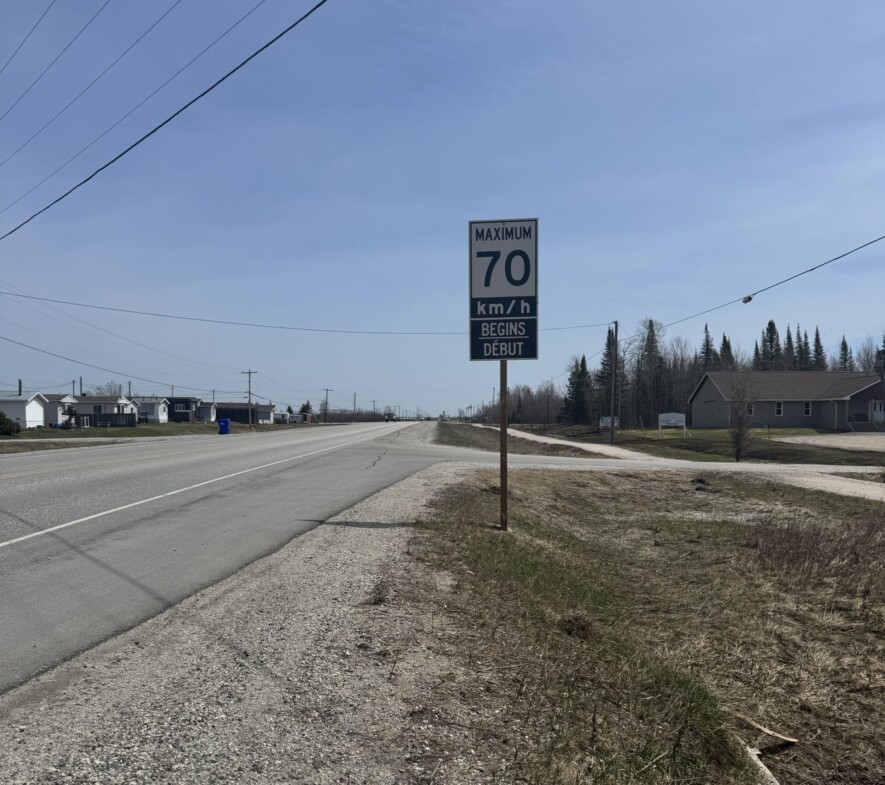 70 KM/H… Mais la bosse sur la voie ferrée reste un passage très brutal. &mdash; Photos : Renée-Pier Fontaine
