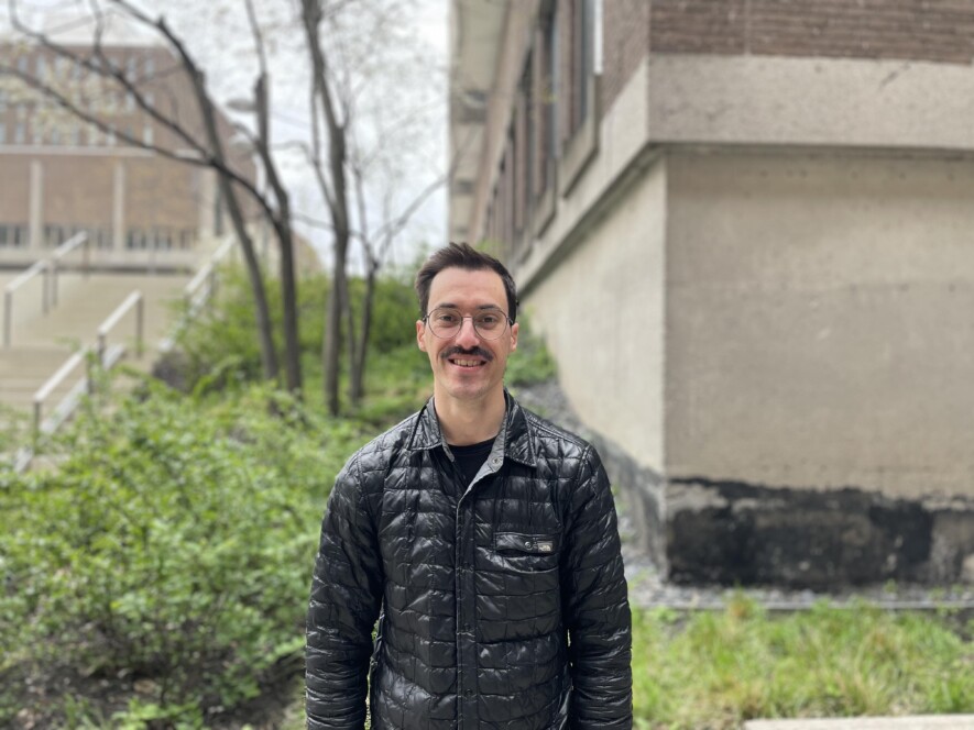 Justin Labelle effectue son doctorat à l’Université de Montréal. Sa recherche s’est transformée en une aventure qui l’a mené à rencontrer plusieurs francophones en situation minoritaire. &mdash; Photo : Marianne Dépelteau – Francopresse