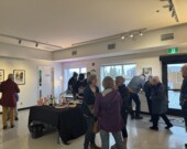 Le public se presse à la Galerie 815 pour découvrir l’exposition « Regard sur la forêt boréale » de l’aquarelliste Martha Heidenheim. L’évènement attire les amateurs d’art venus admirer ses œuvres inspirées des paysages du Nord ontarien. &mdash; Photo : Renée-Pier Fontaine