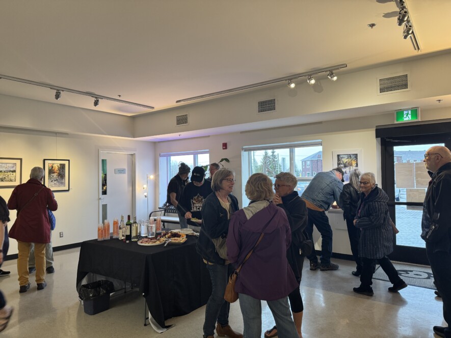 Le public se presse à la Galerie 815 pour découvrir l’exposition « Regard sur la forêt boréale » de l’aquarelliste Martha Heidenheim. L’évènement attire les amateurs d’art venus admirer ses œuvres inspirées des paysages du Nord ontarien. &mdash; Photo : Renée-Pier Fontaine