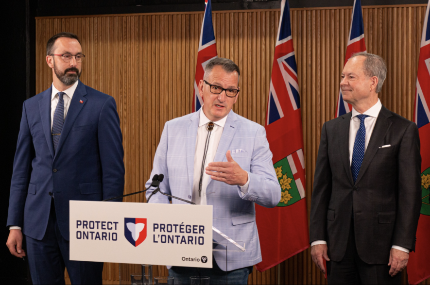 Nolan Quinn, Greg Rickford et Peter Bethlenfalvy lors de l'annonce &mdash; Photo : Peter Bethlenfalvy/Facebook