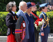 Le roi Charles III et la reine consort Camilla se sont recueillis devant le Monument de la guerre avant de repartir pour Londres. &mdash; Photo : Inès Lombardo – Francopresse