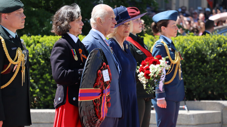 Le roi Charles III et la reine consort Camilla se sont recueillis devant le Monument de la guerre avant de repartir pour Londres. &mdash; Photo : Inès Lombardo – Francopresse