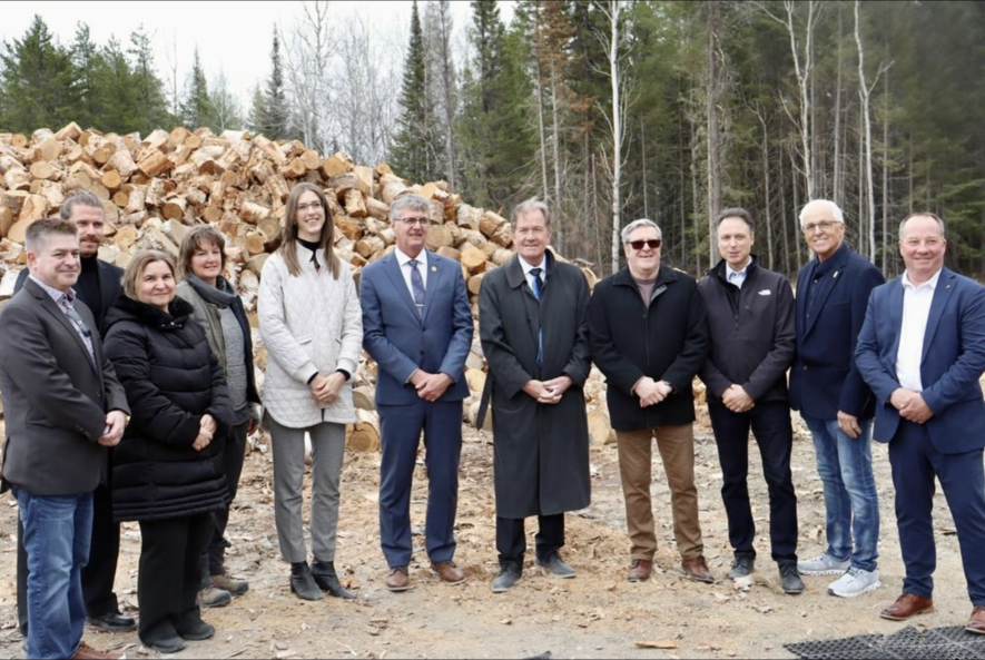Les entrepreneurs, le ministre George Pirie et des maires du Nord de l’Ontario &mdash; Photo : George Pirie/Facebook