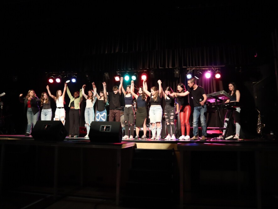 Une soirée haute en émotions qui a mis en lumière le talent musical et l’esprit communautaire de l’école. &mdash; Photo : École secondaire catholique de Hearst/Facebook